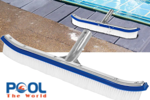 Tại sao bàn chải hồ bơi khó làm sạch ở các góc hồ hoặc bậc thang?