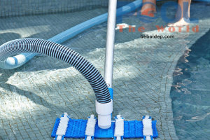 Tại Sao Hút Bụi Đáy Hồ Bơi Mãi Mà Vẫn Không Sạch Rêu Tảo?