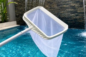 Vớt Rác Ở Giữa Hồ Bơi Khó Điều Khiển Đầu Vợt: Lỗi Ở Cách Vớt Hay Do Dụng Cụ?